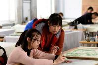 同济校花置身麦田神情陶醉