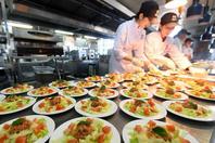 同济校花置身麦田神情陶醉