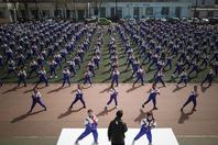 同济校花置身麦田神情陶醉