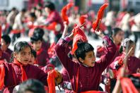 同济校花置身麦田神情陶醉