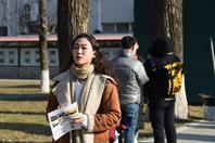 同济校花置身麦田神情陶醉