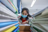 同济校花置身麦田神情陶醉