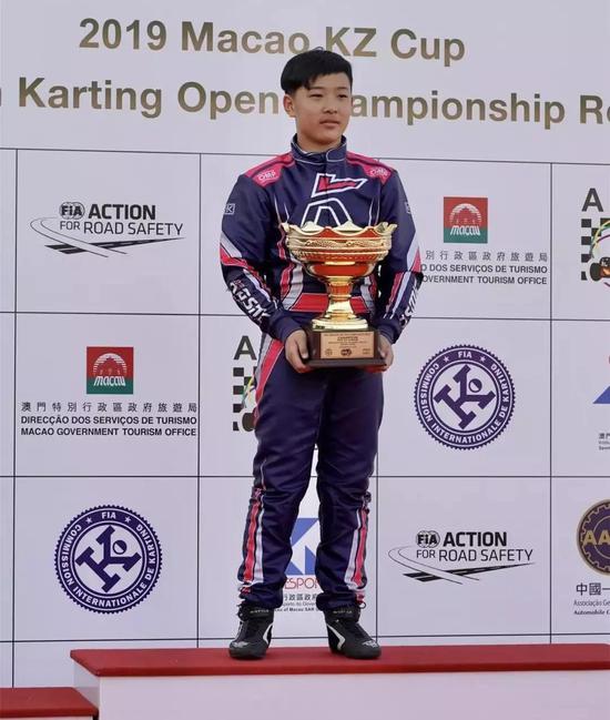 刘瑞祺在澳门捧起奖杯