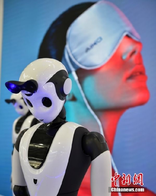 资料图：北京，在服贸会首钢园展区，电信、计算机和信息服务展厅里的舞蹈机器人。中新网记者 李骏 摄