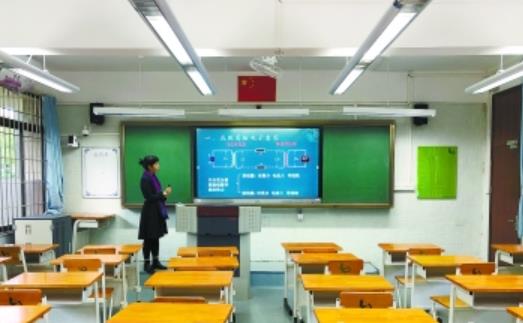 华南师范大学附属中学教师正在录制线上课程。资料供图