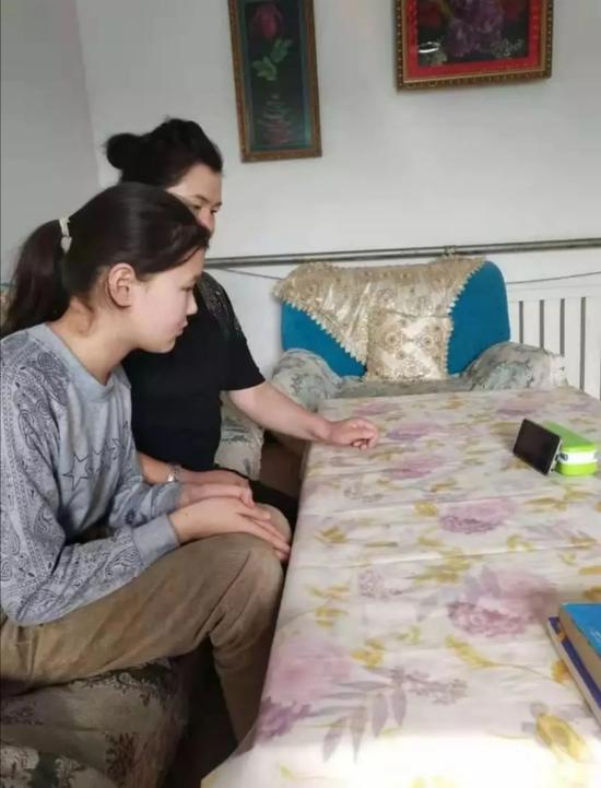 新疆吉木乃县哈萨克族学生阿依玛尔·努尔兰别克在家上课