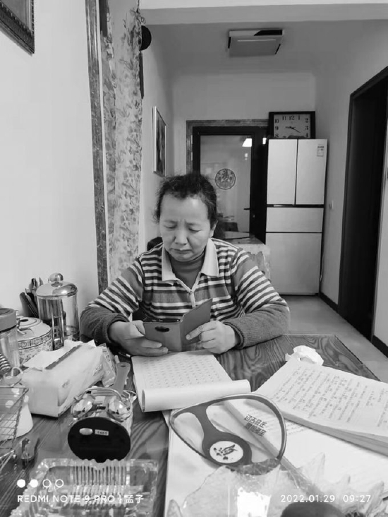 认真学习的张计玲