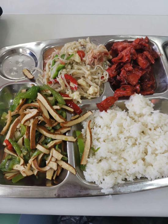 该校一名同学称,9月7日中午,他在该校沙塘园食堂点了3种菜式,共花费19.1元 受访者供图