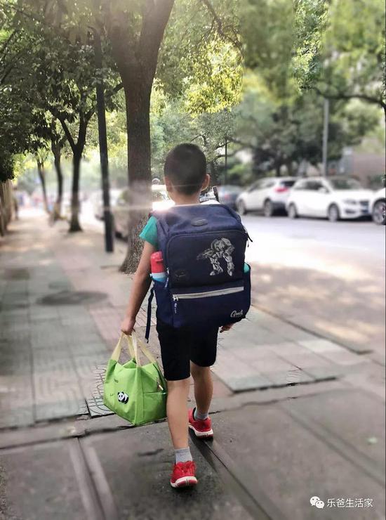 各国小学生书包重量大起底只有中国家长帮着背