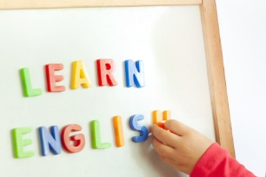 是否要降低中小学阶段的英语教学比重？教育部做出答复