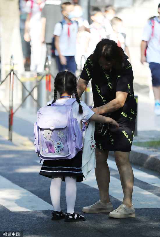 小学生“大书包”现象透视：普遍六七斤重 孩子弓腰走路