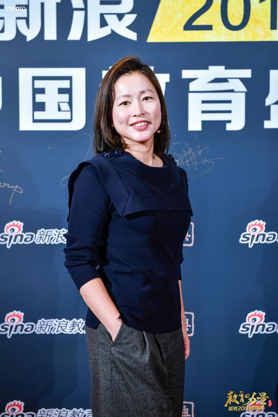 图文他乡的童年总导演知名记者周轶君出席教育盛典