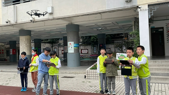 10月16日，周六，“无人机班”的孩子在学习操纵无人机飞行。 本文图片均由澎湃新闻记者 何利权 图