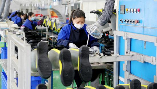 2020年3月24日,江苏连云港禧玛诺外贸制鞋企业的员工在生产车间.