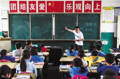 迎新乡小学足球队教练马顺洗正在给三年级的同学上足球的理论课。