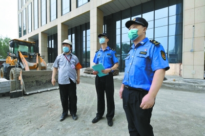 高考临近，为给考生营造一个安静的复习应试环境，海淀街道城管执法队员近日对人大附中周边的商户和施工工地进行规范检查，同时对考点周边环境秩序开展执法检查。本报记者 饶强摄