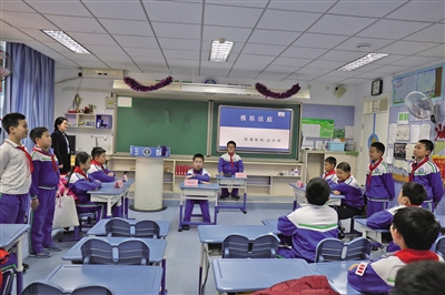2020—2021学年，在中国科学院附属玉泉小学的一堂模拟法庭课上，五年级学生们变身“审判长”“书记员”等。学校供图