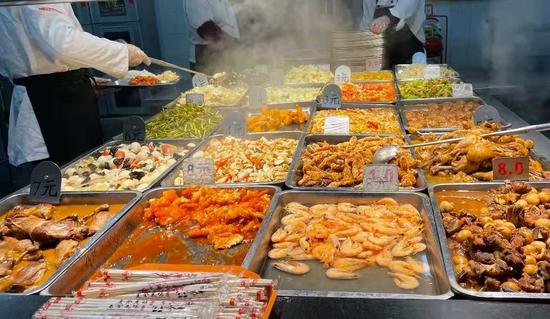 11月27日晚,该校香园食堂一窗口的菜式及相应价格 受访者供图