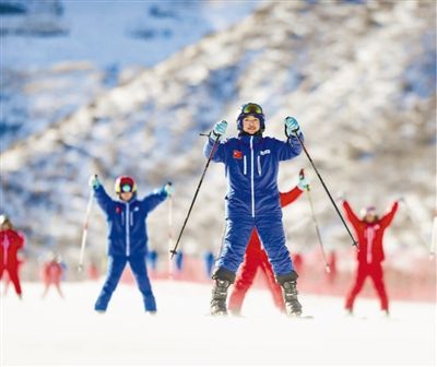 每到冬季，内蒙古自治区乌兰察布市凉城县全县10所中小学校将体育课堂搬到位于县郊的岱海国际滑雪场，近万名学生在专业教练的指导下参加冰雪运动比赛和游戏。图为学生们正在滑雪。 王 正摄