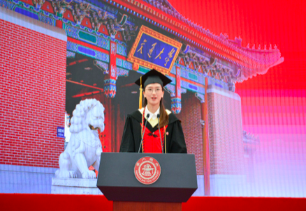 6月22日，上海交通大学2022年毕业典礼现场，学生代表发言。上海交大供图