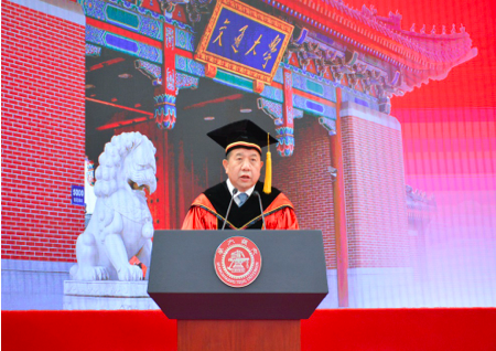 6月22日，上海交通大学2022年毕业典礼现场，校长林忠钦发言。上海交大供图