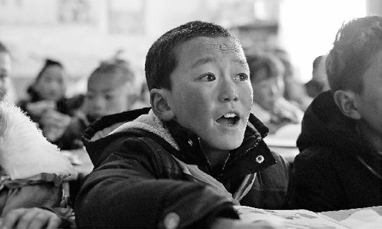 青海省称多县称文镇中心寄宿小学,双师课堂上的孩子们. 受访者供图