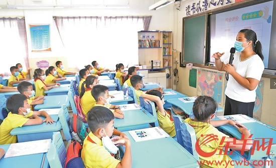 广州市天河区昌乐小学的老师岳婷婷正在给孩子们上课 羊城晚报全媒体记者 林桂炎 摄