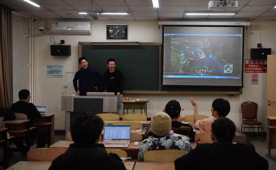 图为中国传媒大学播音主持艺术学院大三学生在体育解说课上，进行电竞解说训练