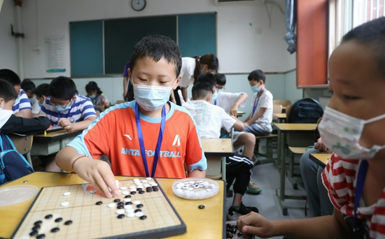 学生们正在教室内下围棋。图/新京报记者 王飞 摄