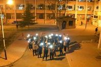 同济校花置身麦田神情陶醉