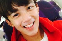 同济校花置身麦田神情陶醉