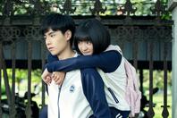 同济校花置身麦田神情陶醉