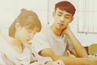 同济校花置身麦田神情陶醉