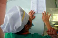 同济校花置身麦田神情陶醉