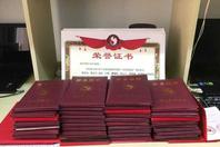 同济校花置身麦田神情陶醉