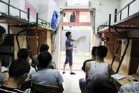 同济校花置身麦田神情陶醉