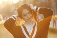 同济校花置身麦田神情陶醉