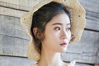 同济校花置身麦田神情陶醉