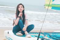 同济校花置身麦田神情陶醉