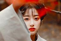 同济校花置身麦田神情陶醉