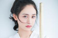 同济校花置身麦田神情陶醉