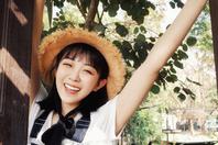 同济校花置身麦田神情陶醉