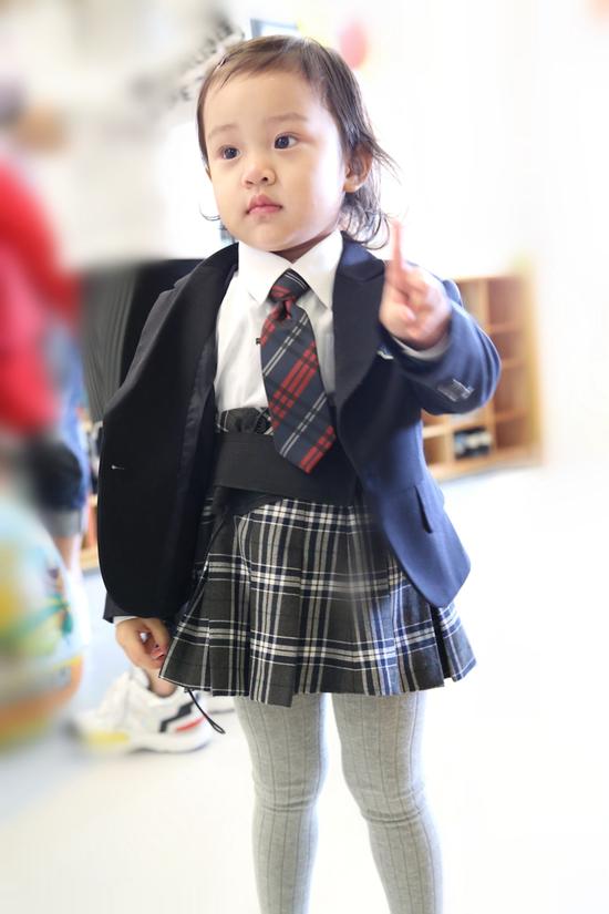 贾乃亮夫妇做公益 对甜馨进行温情教育