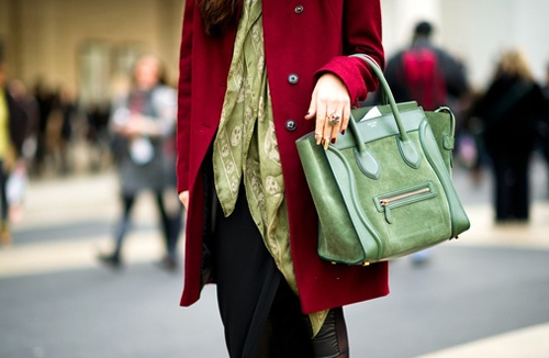 红色外套搭配绿色拎包