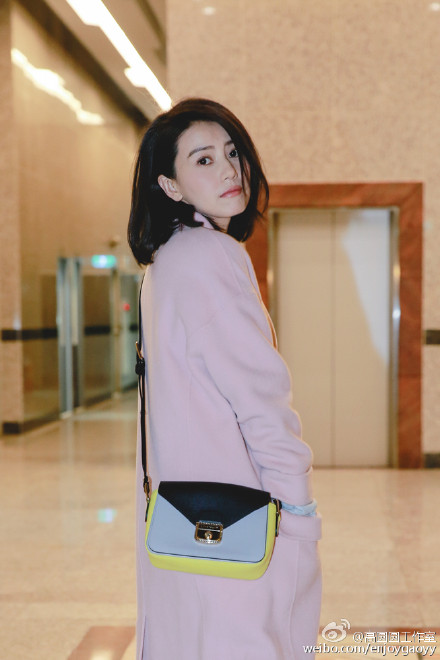 高圆圆回眸风情万种网友赞一笑倾城