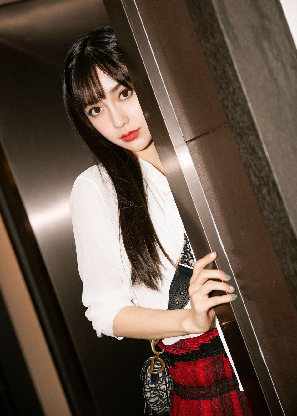 angelababy最新写真曝光 雪纺白衬衣清新靓丽