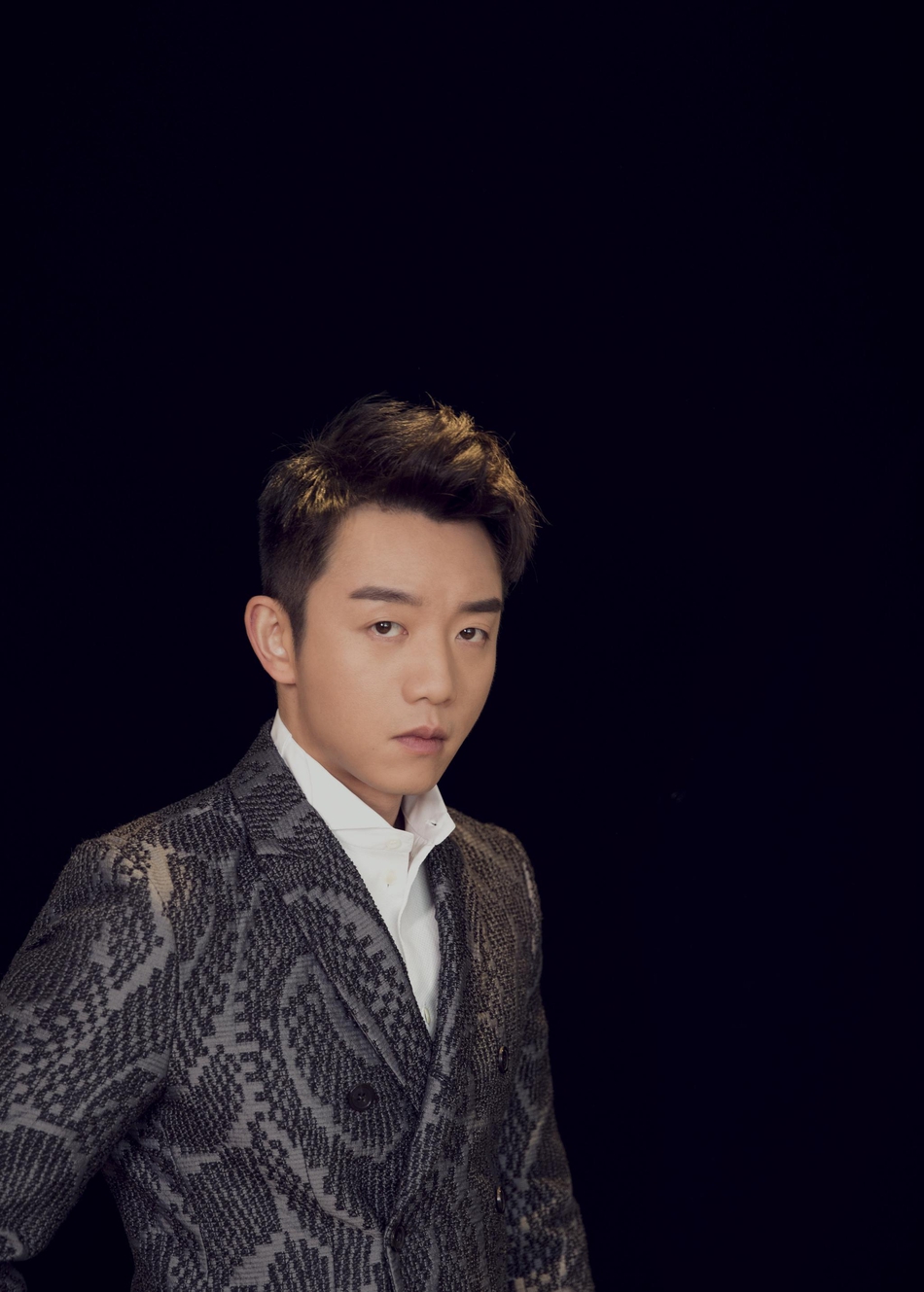 郑恺时尚大片曝光 灰色花纹西服帅气亮相