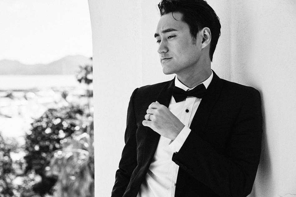 袁弘亮相戛纳红毯 经典黑色西装look气场十足