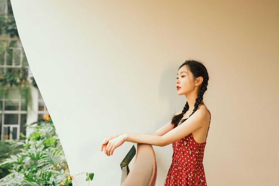 宋轶身穿法式浪漫波点红裙 双马尾发型俏皮甜美