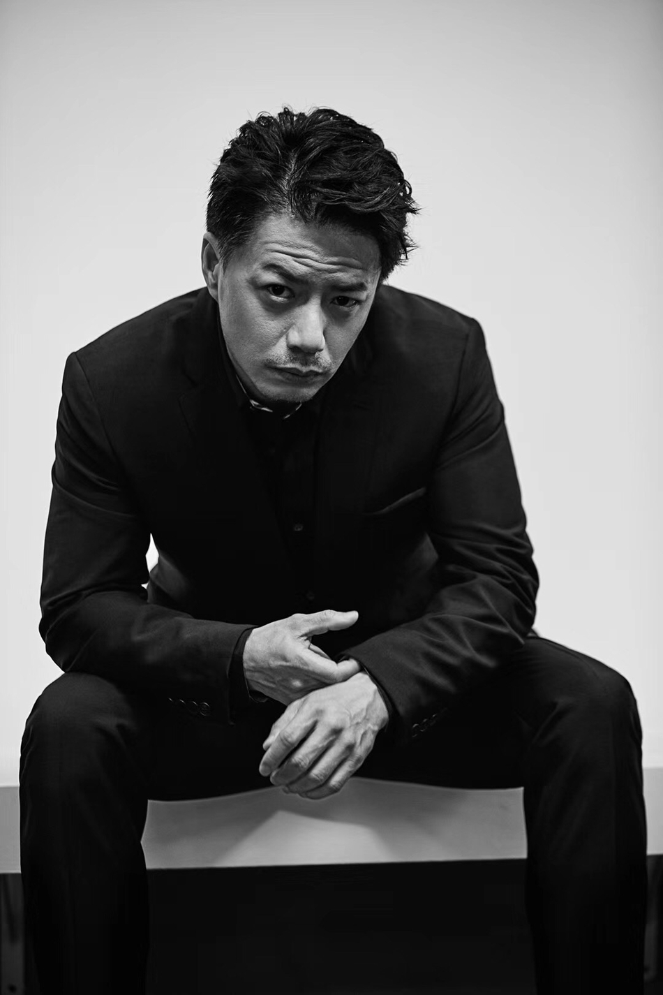 段奕宏硬汉风look 深蓝色西装绅士帅气_高清图集_新浪网